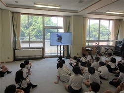 ＤＶＤを見ています。