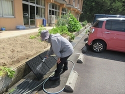 フィルターを洗っています