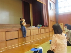 説明を聞いています。