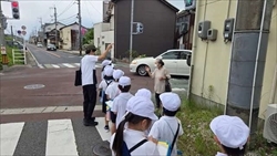 地域の人に挨拶しています