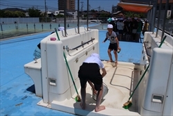プールを掃除しています