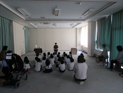 しずかに聞いています