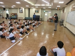 入所式で所長さんの話を聞いています。
