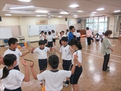 木を落とさないよう運ぶゲームです。