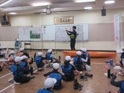 ダム湖活動の説明を聞いています