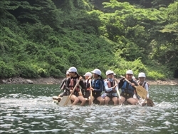 イカダを漕いでいます。