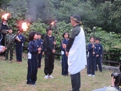 火の神から火の守へ分火しています。