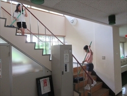 掃除をしています。