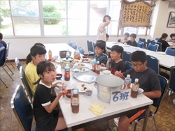朝食を食べています。