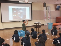 野外炊飯の説明を聞いています。