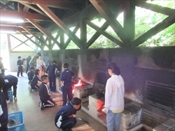 かまどに火をたいています。