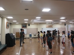 お礼を言っています。