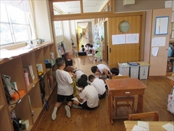 係ごとに打ち合わせをしています