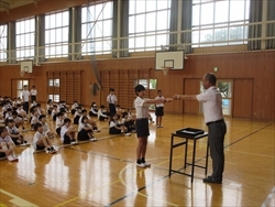 賞状を渡しています