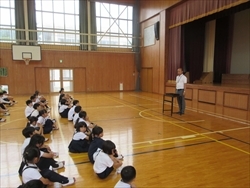 姿勢の話を聞いています
