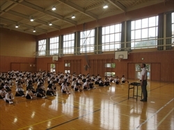 良い姿勢で話を聞いています