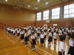 校歌を歌っています