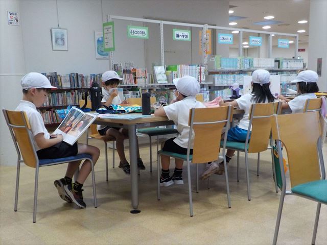 図書館の一室で読書を楽しむ児童