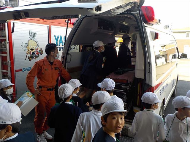 救急車の中を見学する３年生児童