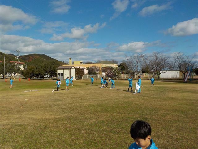 校庭で凧あげに挑戦する二年生