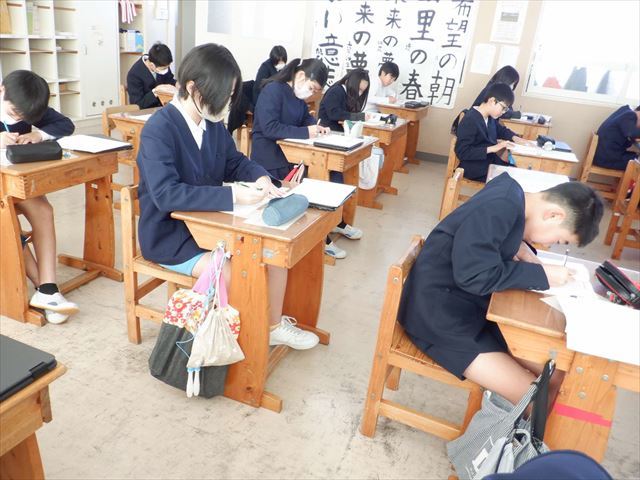 プリントに自分の将来を考えて記入していきました