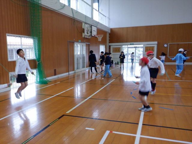 縦割り班ごとに練習に励む児童