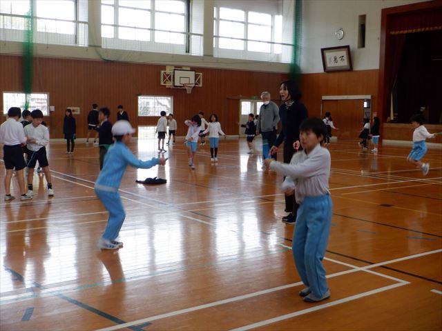 縦割り班ごとに練習に励む児童２