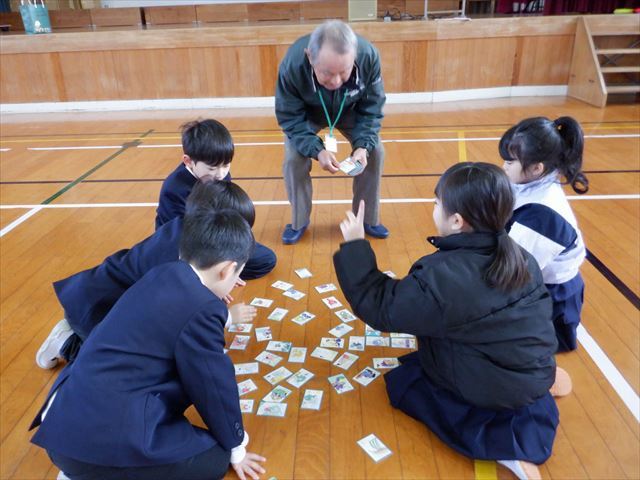 地域ボランティアさんに読んでもらってかるたを楽しむ1年生