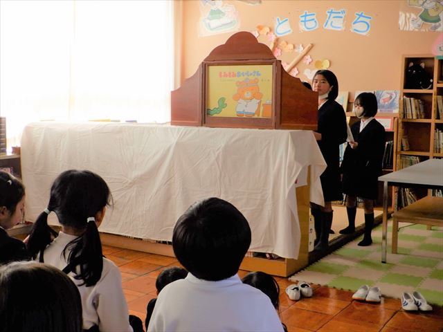 低学年対象に紙芝居を読む図書委員会児童
