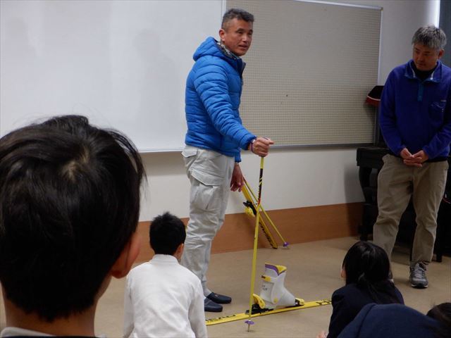 ストックの持ち方を教わる児童