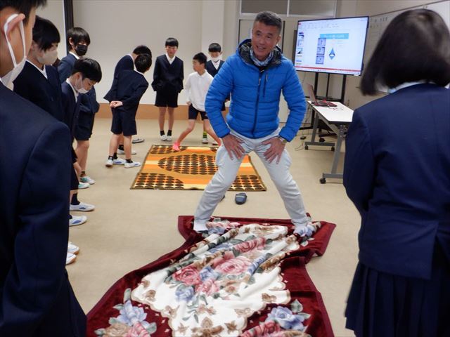 スキーを滑るときの膝の使い方を教わる児童