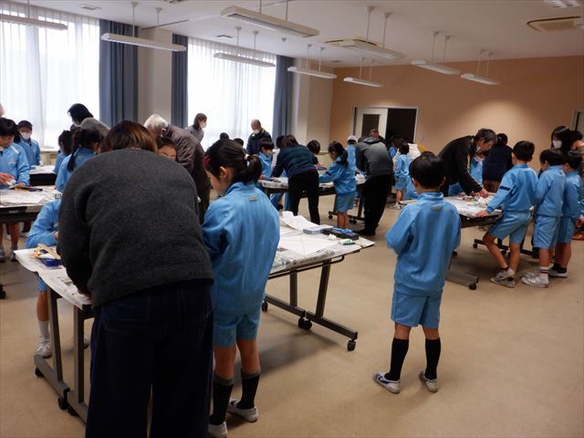 グループに分かれて凧作り1