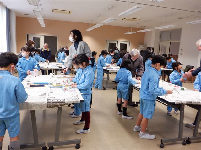 グループごとに凧作り２