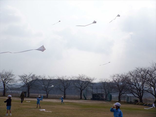 空高く上がっていく凧