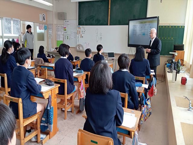 真剣な表情で話を聞く児童