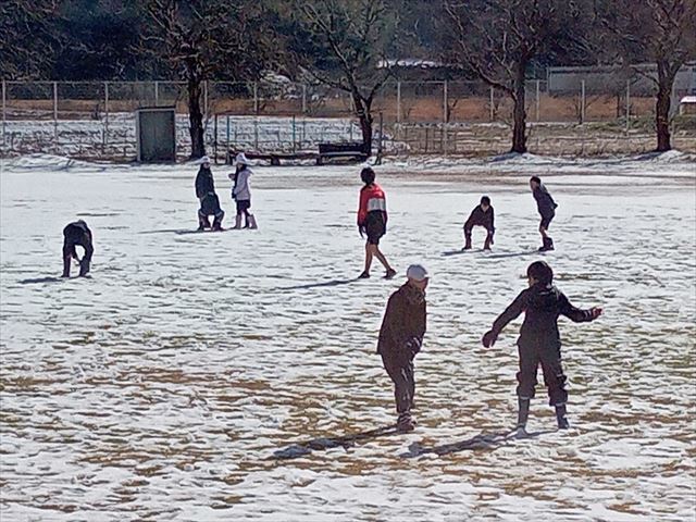 降雪の日、外で元気よく遊ぶ子ども達