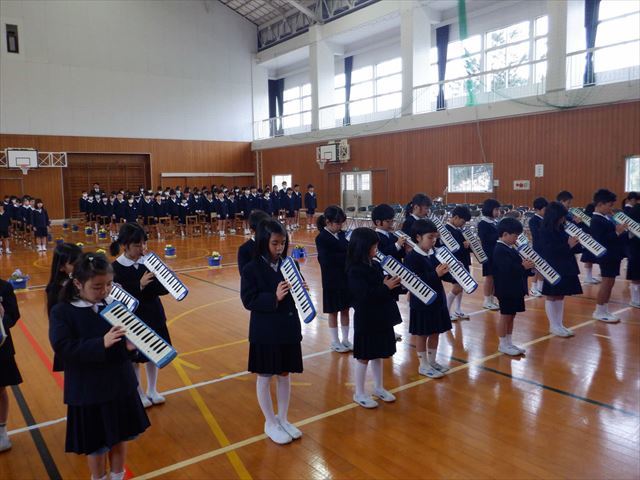 歌と演奏を披露する2年生