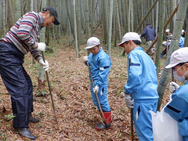 たけのこ堀り説明を聞く4年生