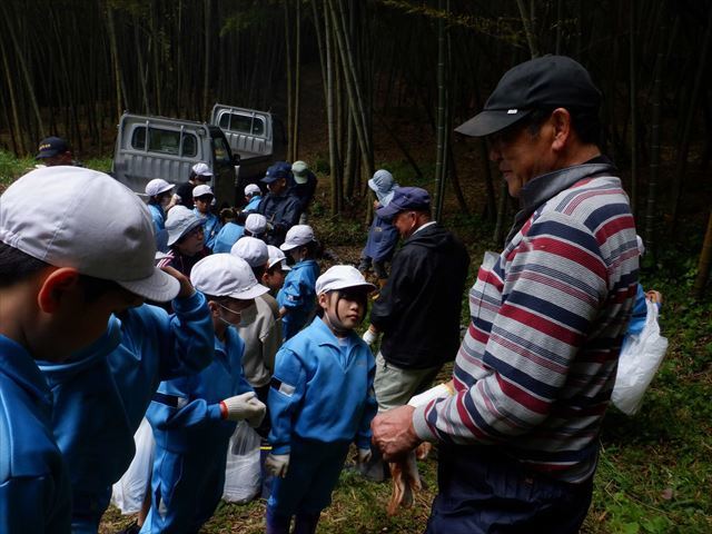 地域の方へ感謝を伝える4年生
