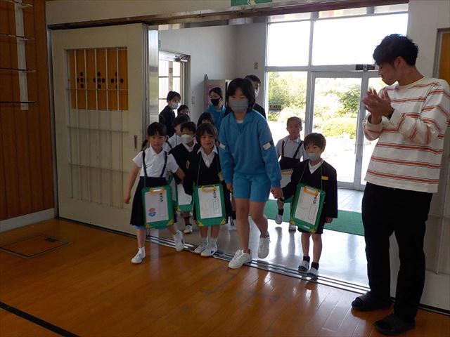 6年生を一緒に入場する1年生