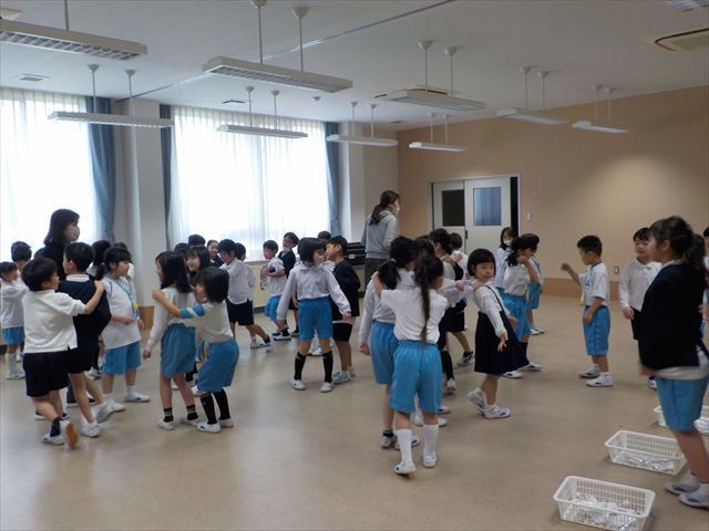 貨物列車のじゃんけんゲームをする1，2年生