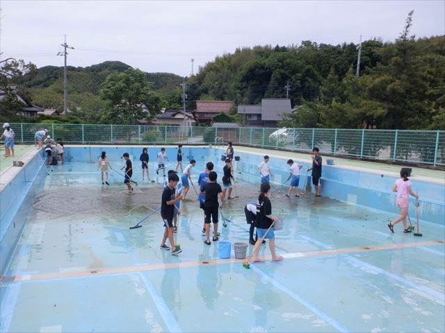 大プールの掃除をする5.5年生