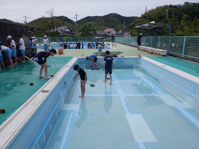 小プールを掃除する5，6年生