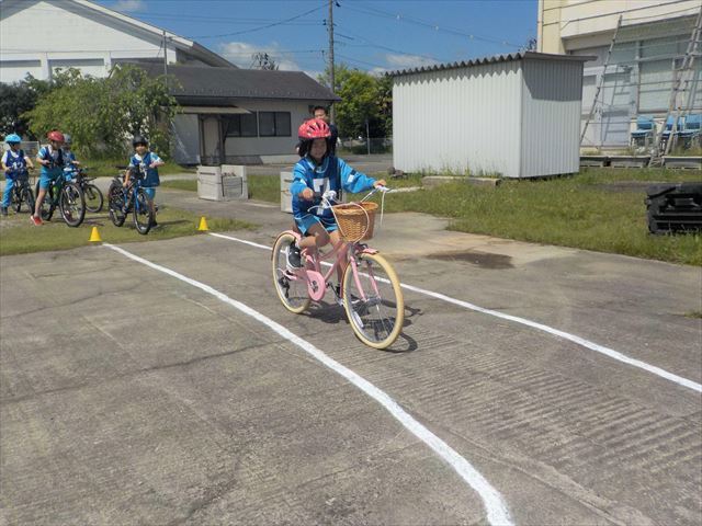 自転車に安全に乗る練習をする3年生１