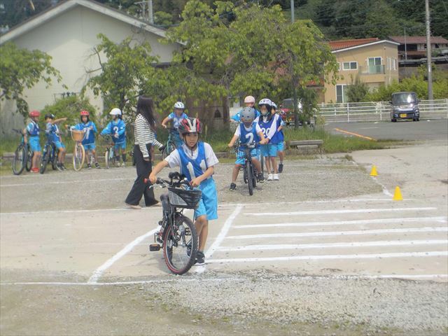 安全に自転車に乗る3年生２