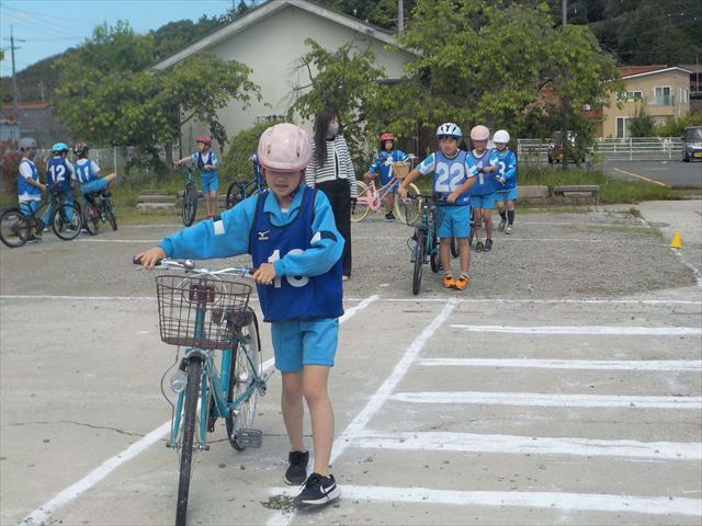 安全に自転車に乗る練習をする3年生３