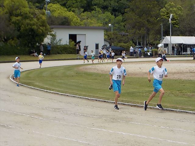 長距離走を走り切る5.6年生男子