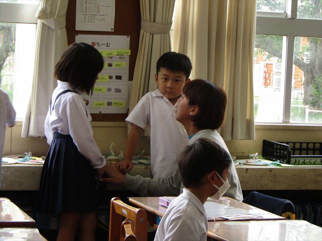 懐かし～い先生とのお話はうれしそうです。