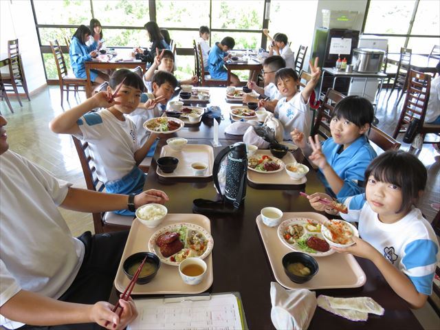 食事中の5年生