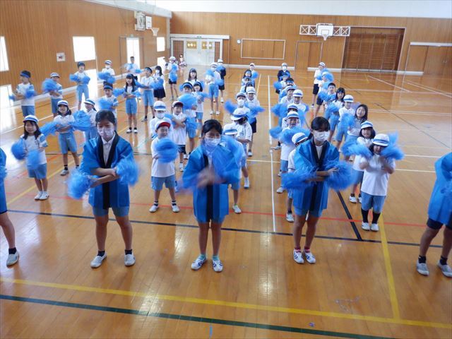 青組は体育館で元気いっぱい声を出していました。